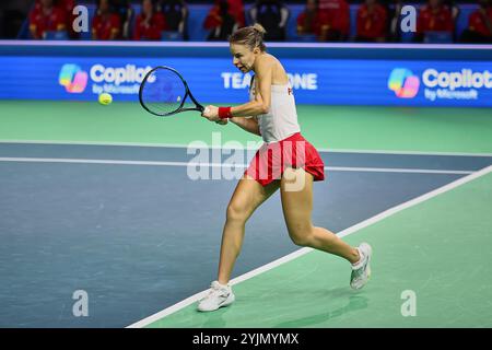 Malaga, Malaga, Espagne. 15 novembre 2024. Magda Linette de Pologne, revient avec le revers lors de la finale de la Coupe Billie Jean King 2024 - Tennis féminin (crédit image : © Mathias Schulz/ZUMA Press Wire) USAGE ÉDITORIAL SEULEMENT! Non destiné à UN USAGE commercial ! Banque D'Images