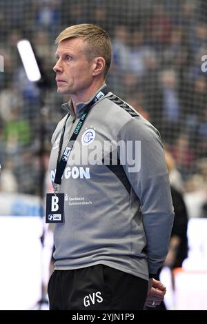 Gummersbach, Deutschland. 14 novembre 2024. Gudjon Valur Sigurdsson (VfL Gummersbach, entraîneur) nachdenklich GER, VfL Gummersbach v. Bergischer HC, Handball, DHB-Pokal, Achtelfinale, Spielzeit 2024-2025, 14.11.2024 Foto : Eibner-Pressefoto/Juergen Augst crédit : dpa/Alamy Live News Banque D'Images