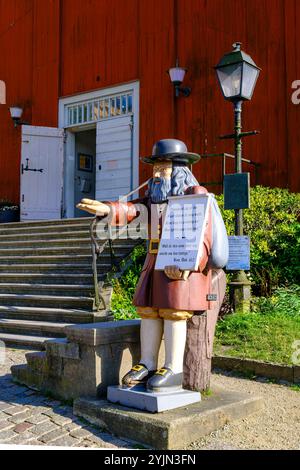 Alter Rosenbom, Karlskrona, Blekinge län, Schweden Kopie der Figur des Alten Rosenbom vor der Admiralitätskirche, das original steht in der Kirche, in der historischen Innenstadt von Karlskrona, Blekinge län, Schweden, nur zur redaktionellen Verwendung. Banque D'Images