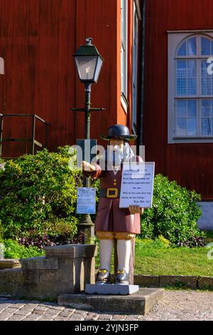 Alter Rosenbom, Karlskrona, Blekinge län, Schweden Kopie der Figur des Alten Rosenbom vor der Admiralitätskirche, das original steht in der Kirche, in der historischen Innenstadt von Karlskrona, Blekinge län, Schweden, nur zur redaktionellen Verwendung. Banque D'Images