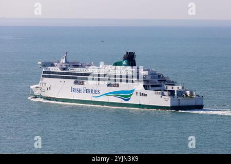 Irish Cross Channel Ferry quittant le port de Douvres dans le Kent Banque D'Images