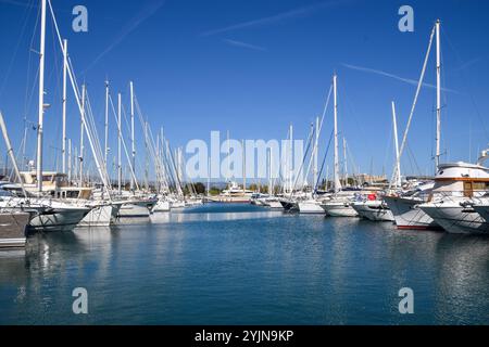 Antibes, France, 3 octobre 2019. Voiliers et yachts à Port Vauban. Crédit : Vuk Valcic / Alamy. Banque D'Images