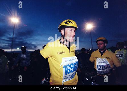 Ancien coureur de ski alpin de Coupe du monde Ingemar Stenmark au départ de la course cycliste, Vätternrundan, Motala, Suède. Banque D'Images