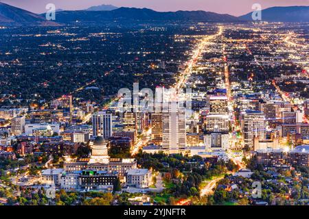 Vue aérienne du Capitole de l'État de l'Utah et des gratte-ciel de Salt Lake City au crépuscule. Salt Lake City, est la capitale et la ville la plus peuplée de l'État américain de l'Utah Banque D'Images