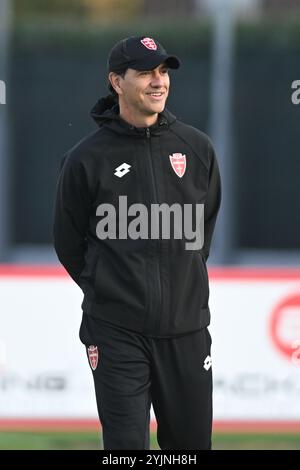 Monza, Italie. 15 novembre 2024. Alessandro Nesta, entraîneur-chef d'AC Monza, lors d'une séance d'entraînement au Centro Sportivo Silvio et Luigi Berlusconi-Monzello à Monza, Italie - vendredi 15 novembre 2024. Sport - Soccer (photo AC Monza/LaPresse par Studio Buzzi) crédit : LaPresse/Alamy Live News Banque D'Images