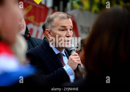 Gentilly, France. 15 octobre 2024. Olivier Capitanio, Président du Conseil départemental du Val de Marne lors du rallye et point de presse contre la fermeture du site Sanofi à Gentilly. Le maire Fatah Aggoune avait appelé tous les élus à soutenir la mobilisation, ainsi que le syndicat de la CGT. Gentilly, Val-de-Marne, France, 15 novembre 2024. Photo de Karim ait Adjedjou/ABACAPRESS. COM Credit : Abaca Press/Alamy Live News Banque D'Images