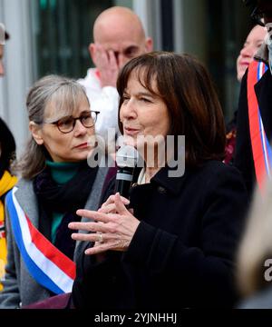 Gentilly, France. 15 octobre 2024. Laurence Rossignol, sénatrice PS lors du rallye et point de presse contre la fermeture du site Sanofi à Gentilly. Le maire Fatah Aggoune avait appelé tous les élus à soutenir la mobilisation, ainsi que le syndicat de la CGT. Gentilly, Val-de-Marne, France, 15 novembre 2024. Photo de Karim ait Adjedjou/ABACAPRESS. COM Credit : Abaca Press/Alamy Live News Banque D'Images