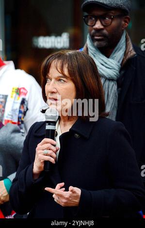 Gentilly, France. 15 octobre 2024. Laurence Rossignol, sénatrice PS lors du rallye et point de presse contre la fermeture du site Sanofi à Gentilly. Le maire Fatah Aggoune avait appelé tous les élus à soutenir la mobilisation, ainsi que le syndicat de la CGT. Gentilly, Val-de-Marne, France, 15 novembre 2024. Photo de Karim ait Adjedjou/ABACAPRESS. COM Credit : Abaca Press/Alamy Live News Banque D'Images