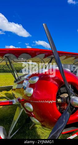 Vieux turbopropulseur d'avion rouge avec des pales d'hélice, des parties d'ailes et le fuselage d'avion. Photo de haute qualité Banque D'Images