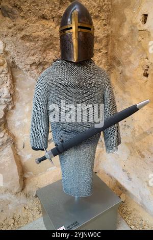 Armure de chevalier, vieille chaîne de courrier avec un casque et une épée du moyen âge. Banque D'Images