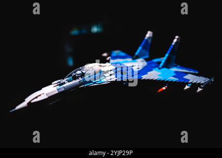 Modèle de jouet d'avion de jet de chasse militaire moderne su 27 de l'armée de l'air russe ou ukrainienne, construction de bloc de construction d'avions Banque D'Images