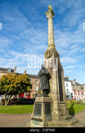 Wellmeadow Gardens à Blairgowrie avec le Blairgowrie & Rattray War Memorial en son centre. Banque D'Images