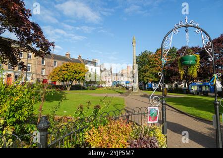 Wellmeadow Gardens à Blairgowrie avec le Blairgowrie & Rattray War Memorial en son centre. Banque D'Images