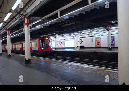 Londres, Royaume-Uni - 22 septembre 2024 : train dans le métro de Londres Temple Station, nommé d'après l'ancien emplacement des Templiers Banque D'Images