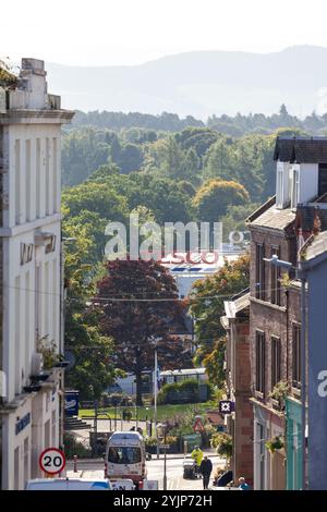 Vue sur Allan Street en direction de Wellmeadow et Tesco, Blairgowrie, Perthshire, Écosse Banque D'Images