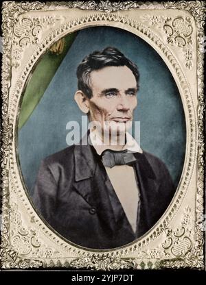 La photo montre Abraham Lincoln (environ 49) dans une image (créée probablement en 1858) qui a été largement reproduite sur des rubans de campagne présidentielle en 1860. Lincoln aurait aimé la photographie et a souvent signé des tirages pour des admirateurs. Photographie originale (un ambrotype ?) Probablement par Roderick M. Cole, Peoria, Illinois, ou Preston Butler de Springfield. Banque D'Images