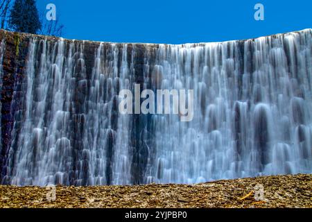 Niveau d'eau élevé sur la rivière Vistule, eau tombant de la cascade Banque D'Images