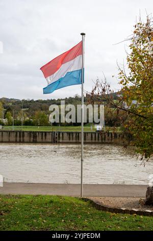Vues du drapeau du pays luxembourgeois dans la ville de Schengen sur la Moselle, lieu de l'Union européenne en automne Banque D'Images