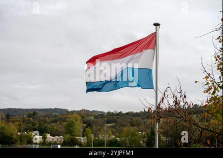 Vues du drapeau du pays luxembourgeois dans la ville de Schengen sur la Moselle, lieu de l'Union européenne en automne Banque D'Images
