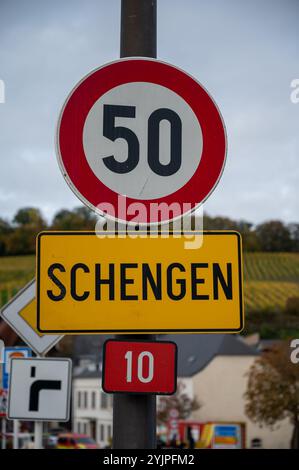 Entrée dans un petit village viticole au Luxembourg sur la Moselle, frontière comprend tripoint frontières de l'Allemagne, de la France, du Luxembourg, lieu de signature de Sche Banque D'Images