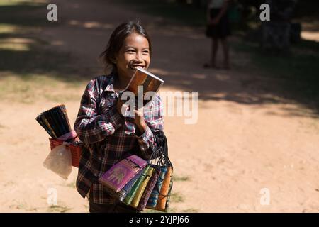 Siem REAP, CAMBODGE - DEC 18, 2013 : une jeune fille cambodgienne non identifiée vendeuse de rue à Angkor Wat, Banque D'Images