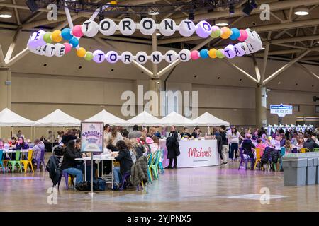 Toronto, Canada. 14 novembre 2024. Les Swifites fabriquent des perles à la station Bracelet Exchange de Talygate '24 au Metro Convention Centre. Taylgate '24 est une expérience de fans sur le thème de Taylor Swift à Toronto qui se tient en parallèle de ses six concerts à guichets fermés. L'événement propose des activités telles que chanter-alongs, DJ sets, et la fabrication de bracelets d'amitié, créant un centre de célébration pour les Swifties de tous âges? (Photo de Shawn Goldberg/SOPA images/SIPA USA) crédit : SIPA USA/Alamy Live News Banque D'Images