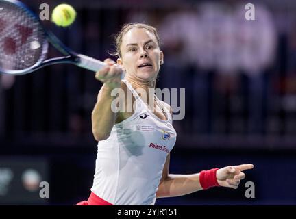 15 novembre 2024 ; Palacio de Deportes Jose Maria Martin Carpena Arena, Malaga, Espagne ; finale de la Coupe Billie Jean King, jour 3 ; Magda Linette (POL) retourne à Sara Sorribes Tormo (esp) Banque D'Images