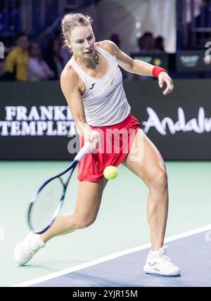 15 novembre 2024 ; Palacio de Deportes Jose Maria Martin Carpena Arena, Malaga, Espagne ; finale de la Coupe Billie Jean King, jour 3 ; Magda Linette (POL) retourne à Sara Sorribes Tormo (esp) Banque D'Images