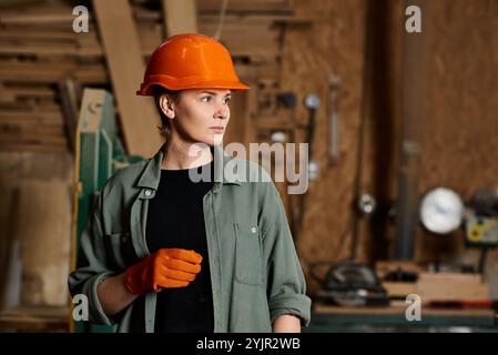 Une femme menuisière qualifiée se concentre intensément sur son projet de menuiserie dans un atelier bien équipé. Banque D'Images