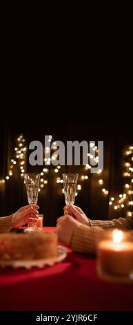 Concept pour la saint-valentin ou la date. Dîner romantique pour couple. Homme et femme tiennent des verres de champagne. Banque D'Images