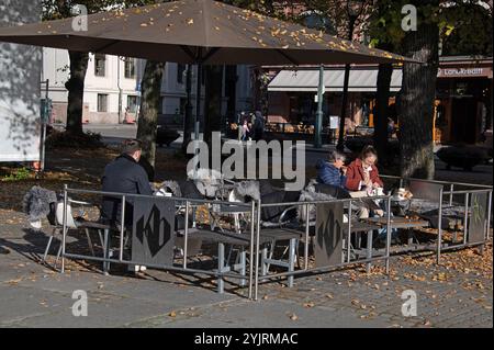 Les clients ayant des rafraîchissements légers et des boissons chaudes / froides dans le soleil matinal d'automne dans le Studenterlunden Park and Garden le long Karl Johnas GA Banque D'Images