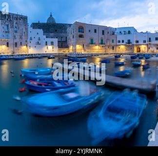 Monopoli - le port de la vieille ville au crépuscule. Banque D'Images