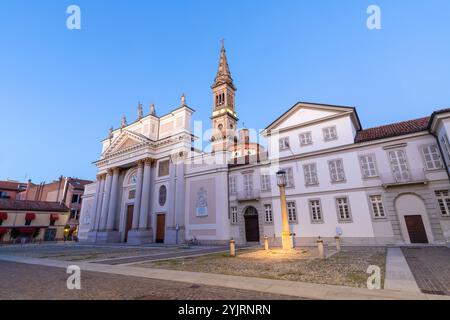 Alessandria - la cathédrale - Cattedrale dei Santi Pietro e Marco au crépuscule. Banque D'Images