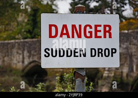 Danger chute soudaine panneau d'avertissement près de River Medway à Aylesford, Kent Banque D'Images