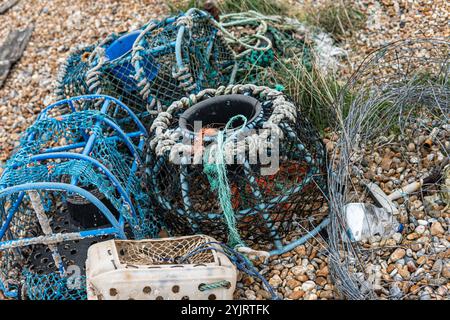 Pots et canettes de homard bleus abandonnés laissés sur la plage de bord de mer montrant des déchets environnementaux de pollution en raison du manque d'investissement dans la préservation Banque D'Images