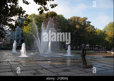 Une fontaine d'eau dans le parc et jardin Studenterlunden le long de la porte Karl Johnas dans le centre d'Oslo, Norvège. Banque D'Images