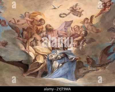 PAVIE, ITALIE - 8 SEPTEMBRE 2024 : fresque du couronnement de la Vierge Marie dans la coupole latérale de l'église Chiesa di San Francesco par Pietro Antonio Magatti Banque D'Images