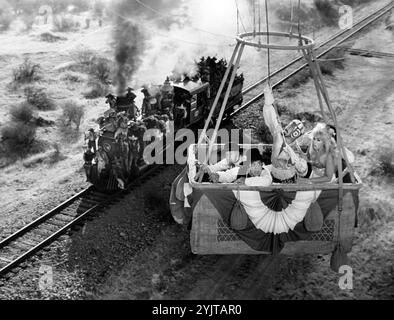 Sam Jaffe, Zero Mostel, Norman Alden, Kim Novak, sur le plateau du film WESTERN, 'le vol de la Grande banque', Warner Bros-Seven Arts, 1969 Banque D'Images