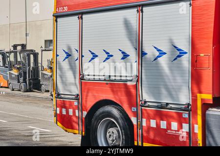 Viladecans. Espagne - 15 novembre 2024 : camion de pompiers garé dans une rue de la ville, prêt pour une intervention d'urgence. Le moteur de pompiers rouge est une partie essentielle des s urbains Banque D'Images