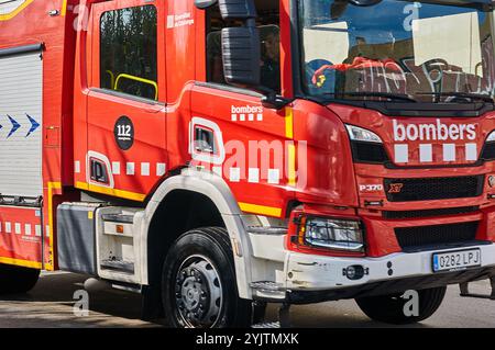 Viladecans. Espagne - 15 novembre 2024 : camion de pompiers sur la route, soulignant la présence essentielle des services de pompiers en milieu urbain. Le feu tru Banque D'Images