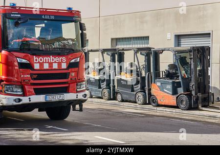 Viladecans. Espagne - 15 novembre 2024 : un camion de pompiers se trouve dans une zone urbaine, montrant qu'il est prêt à faire face aux incendies et aux urgences. Le reflec. D'image Banque D'Images