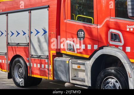 Viladecans. Espagne - 15 novembre 2024 : un camion de pompiers rouge est stationné dans une rue de la ville, prêt à l'action. Ce véhicule représente les pompiers Banque D'Images