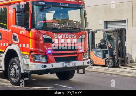 Viladecans. Espagne - 15 novembre 2024 : véhicule du service d'incendie dans une rue de la ville, soulignant l'importance des services d'incendie dans les zones urbaines. Le chariot Banque D'Images