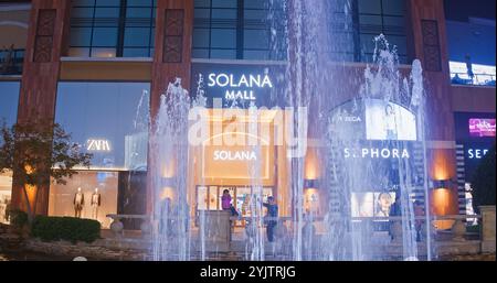 Pékin, Chine. Fontaine illuminée près du centre commercial Solana Shopping Park. Le magasin officiel de Sephora est un détaillant multinational français de Personal Banque D'Images