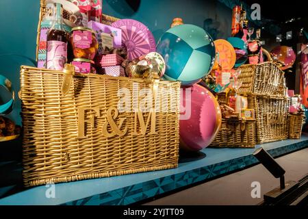 Paniers de Noël Fortnum & Mason exposés dans une vitrine de magasin, Piccadilly, Londres, Royaume-Uni Banque D'Images