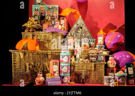 Paniers de Noël Fortnum & Mason exposés dans une vitrine de magasin, Piccadilly, Londres, Royaume-Uni Banque D'Images