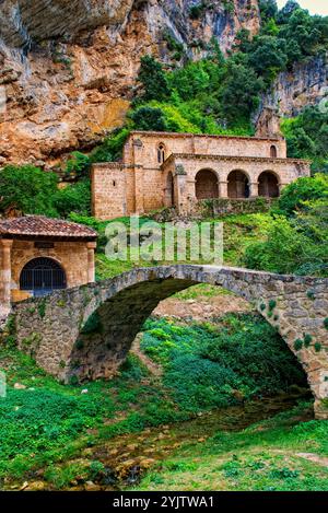 Pont médiéval sur la rivière Molinar et chapelle romane de Santa María de la Hoz. Tobera. Frías. Province de Burgos. Castilla y Leon. Espagne. Banque D'Images