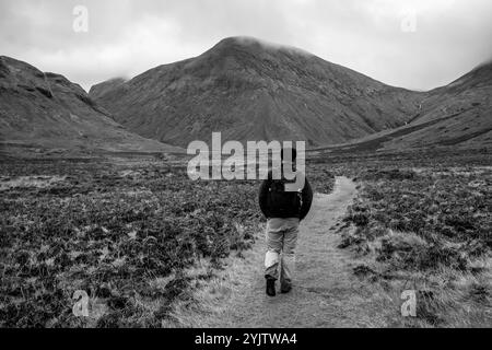 Un jeune homme randonnant à travers les Hiills/montagnes de Cuillin sur la promenade Sligachan à Elgol, île de Skye, Écosse, Royaume-Uni. Banque D'Images