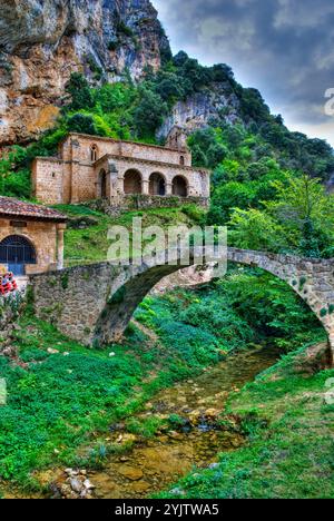 Pont médiéval sur la rivière Molinar et chapelle romane de Santa María de la Hoz. Tobera. Frías. Province de Burgos. Castilla y Leon. Espagne. Banque D'Images