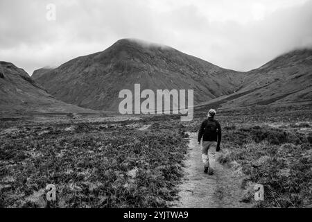 Un jeune homme randonnant à travers les Hiills/montagnes de Cuillin sur la promenade Sligachan à Elgol, île de Skye, Écosse, Royaume-Uni. Banque D'Images